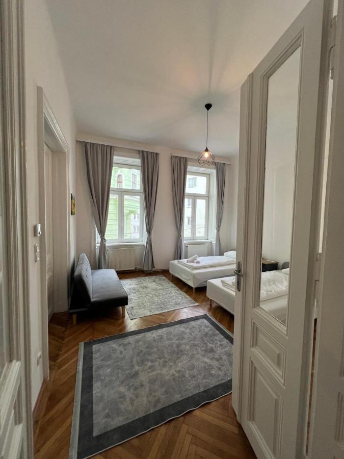 Centrally-Located Authentic Apartment Vienna Exterior photo