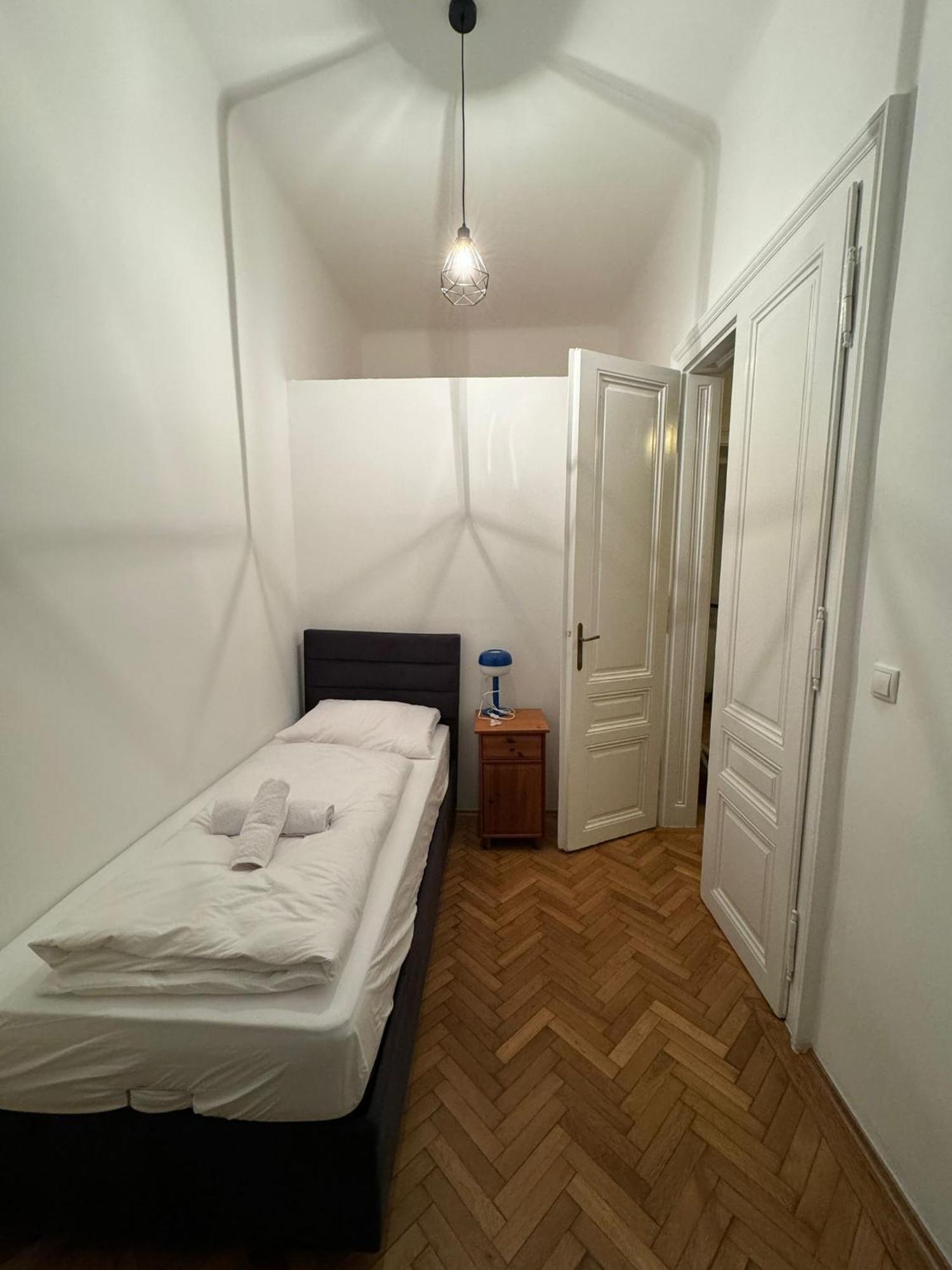 Centrally-Located Authentic Apartment Vienna Exterior photo