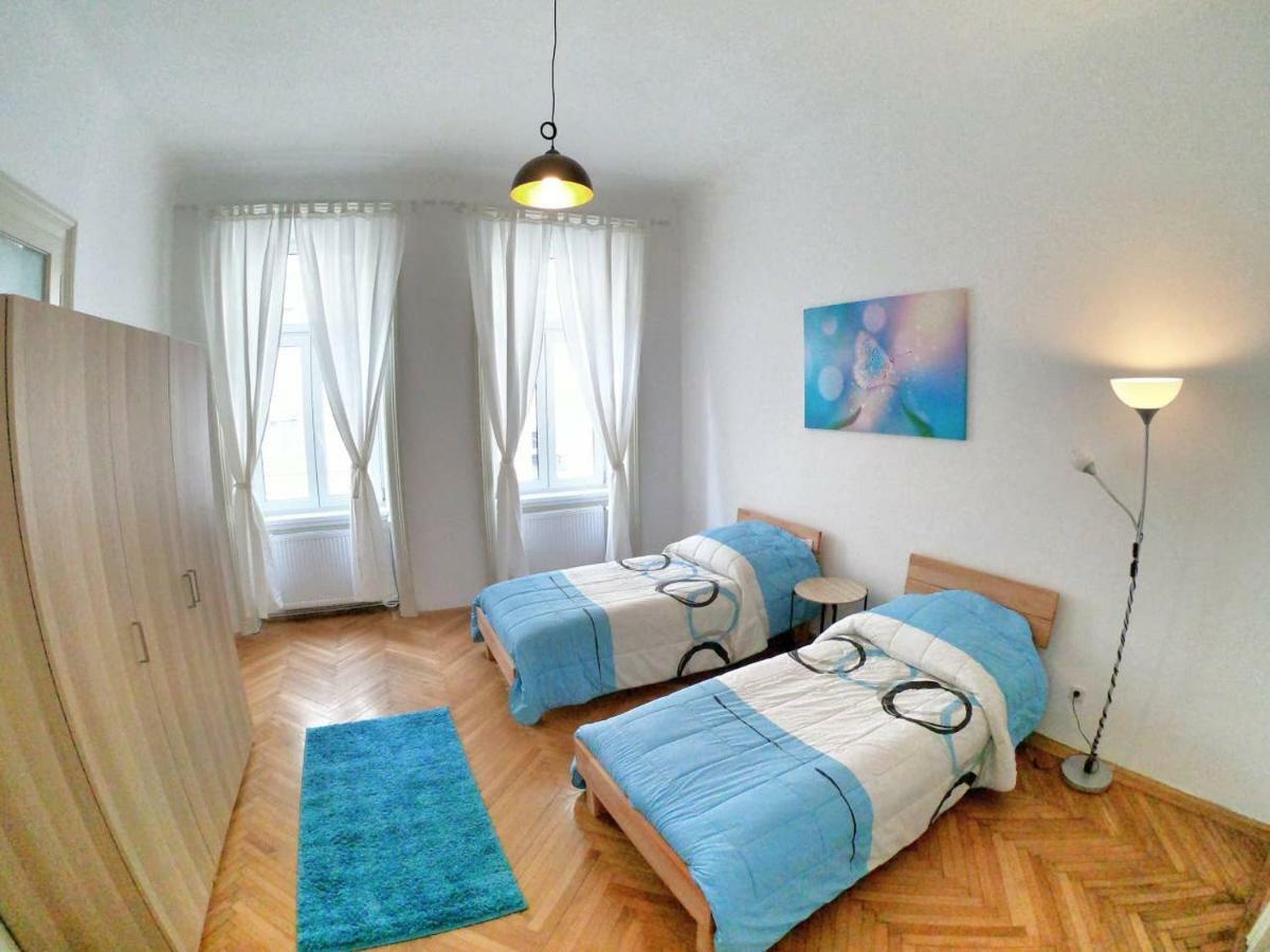 Centrally-Located Authentic Apartment Vienna Exterior photo